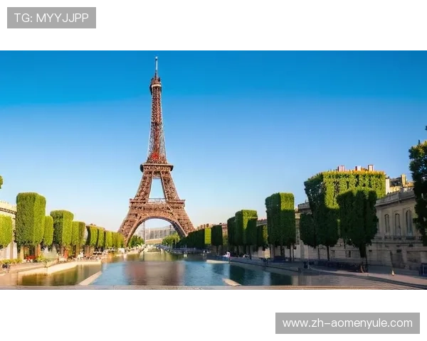 澳门巴黎铁塔夜景璀璨，带你领略浪漫巴黎的迷人风情